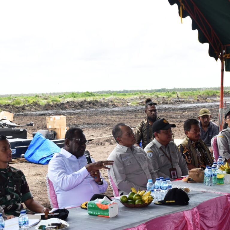Ratusan Petani dan Pemangku Kepentingan Ikuti Tanam Padi Serentak Terhubung dengan Wamentan