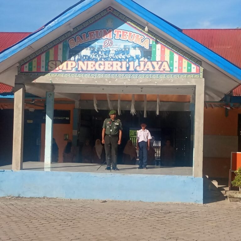 Danramil 01/Jaya Ingatkan Pelajar Bijak Bermedsos dan Jauhi Judi Online Saat Upacara di SMPN 1 Jaya
