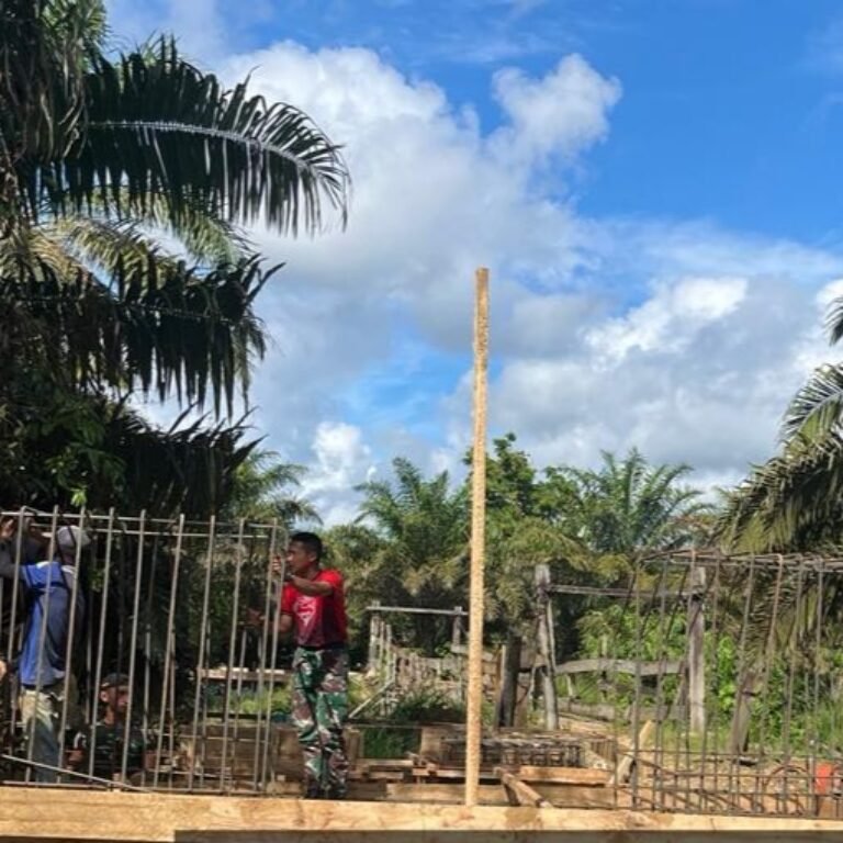 Medan dan Cuaca Tak Halangi Semangat TNI dan Warga Bangun Jembatan Gantung