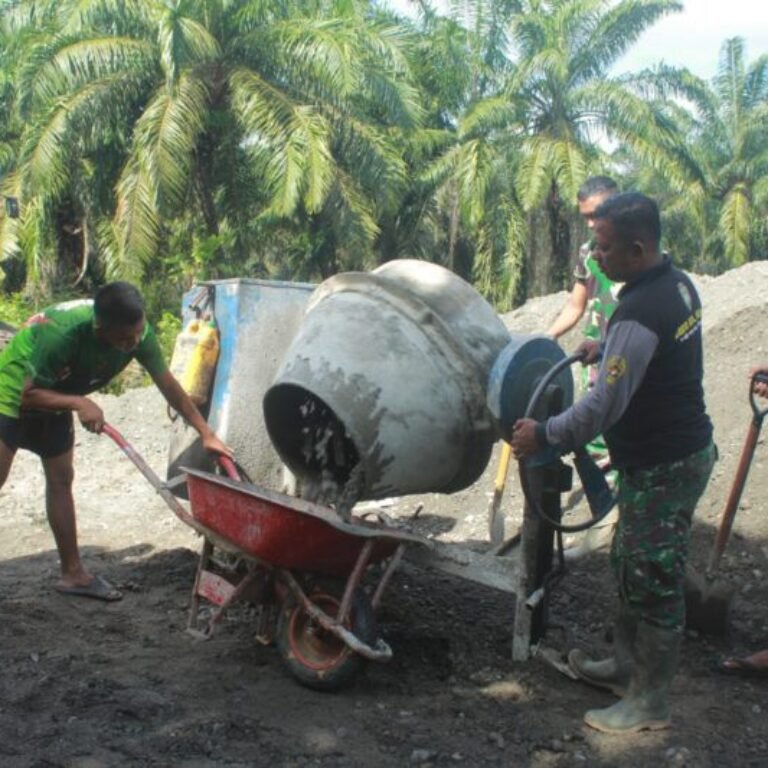 Kodim 0116/Nagan Raya Jajaran Korem 012/TU Laksanakan Pengecoran Lantai Atas Jembatan Aramco
