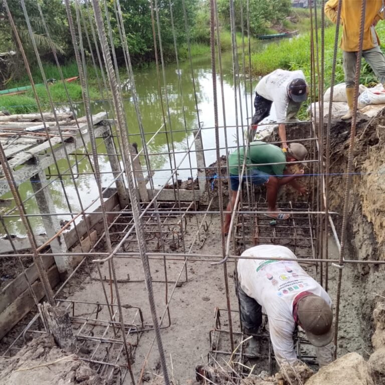 Babinsa Koramil 1010-05/CLU Turun Langsung Bantu Pembangunan Jembatan Garuda