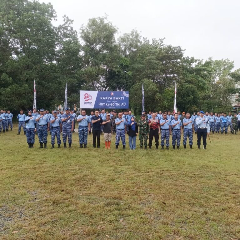 TNI, Polri, Pemda, dan Masyarakat Gotong Royong Bersihkan Kawasan Pasar Ulin