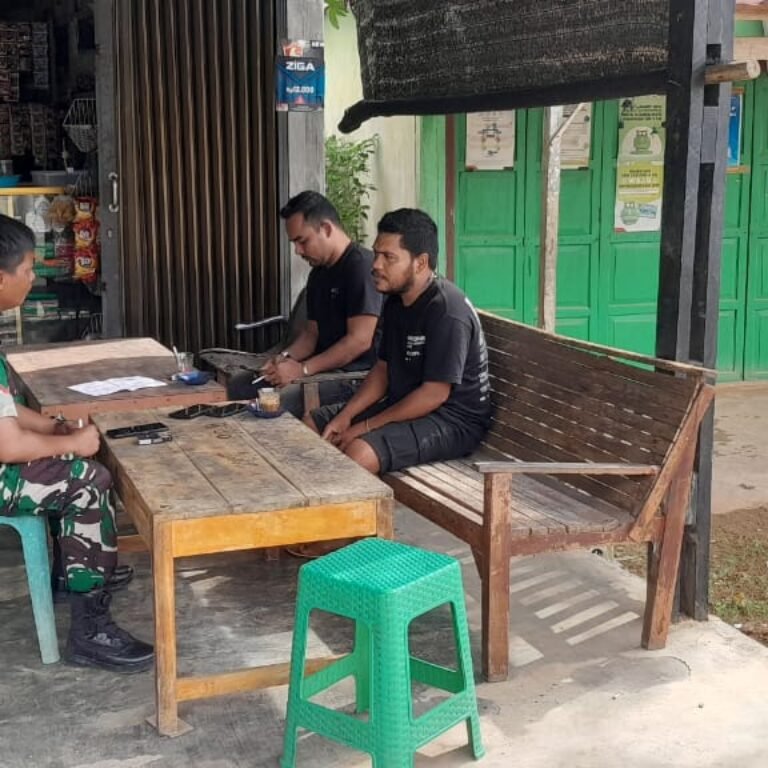 Babinsa Koramil 03/Setia Bakti Ajak Warga Aktifkan Siskamling Demi Keamanan Lingkungan