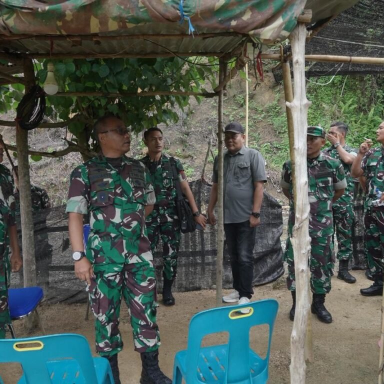 Dukung Ketahanan Pangan, Kolonel Inf Windarto Laksanakan Penaburan Benih Lele