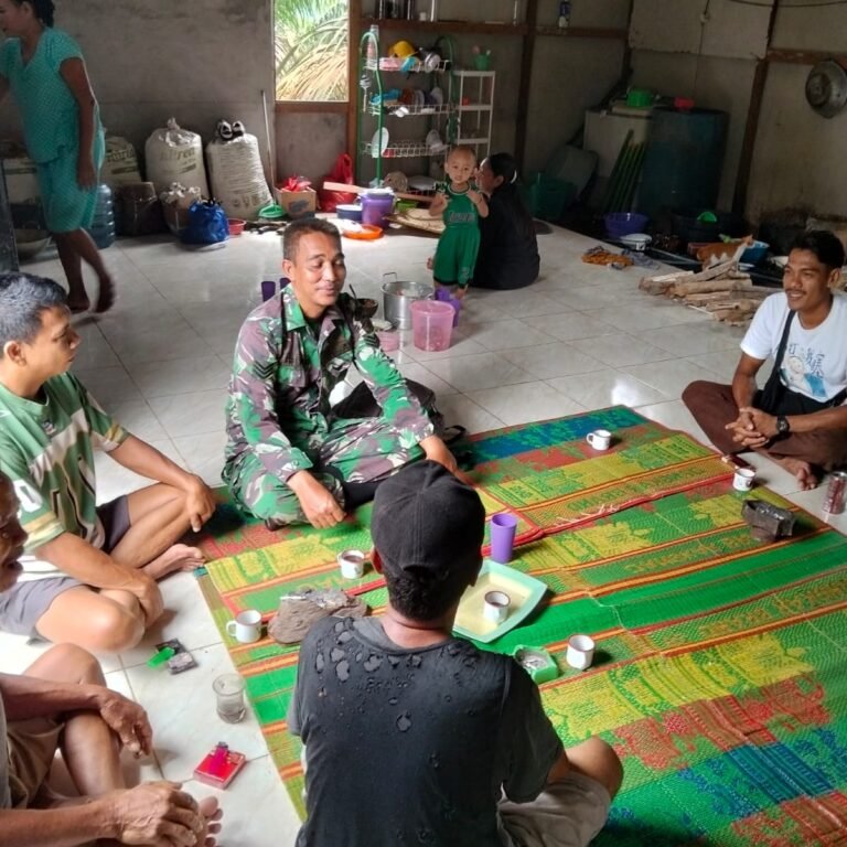 Babinsa Turun Langsung Temui Warga Bahas Keamanan Lingkungan