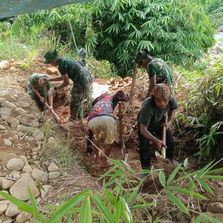 Kodim 1001/HSU-BLG Bersama Warga Kerjakan Pondasi Menara Jembatan Perintis Garuda