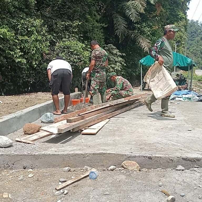 Satgas Kodim 0105/Abar dan Warga Rampungkan Pengecoran Lantai Jembatan Aramco
