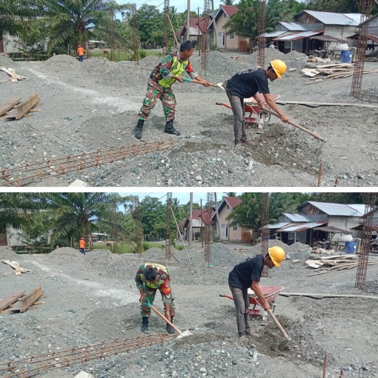 Babinsa Posramil Bubon Gotong Royong Bantu Warga Bangun Pondasi Rumah