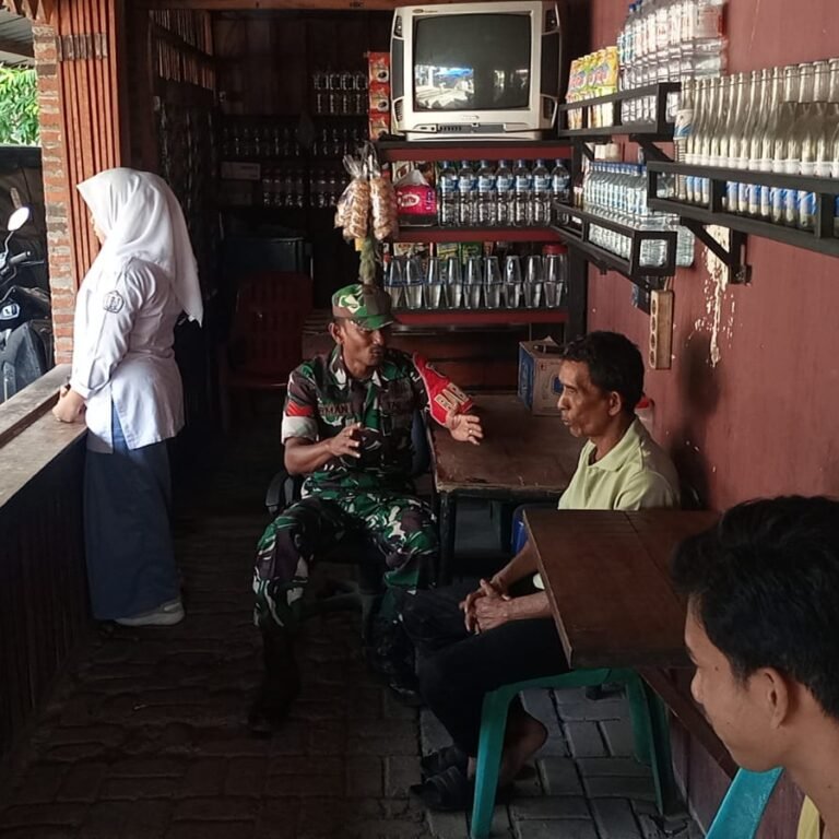 Babinsa Koramil 01/Jaya Jalin Kedekatan dengan Warga Lewat Saweu Keude Kopi di Pasar Lamno