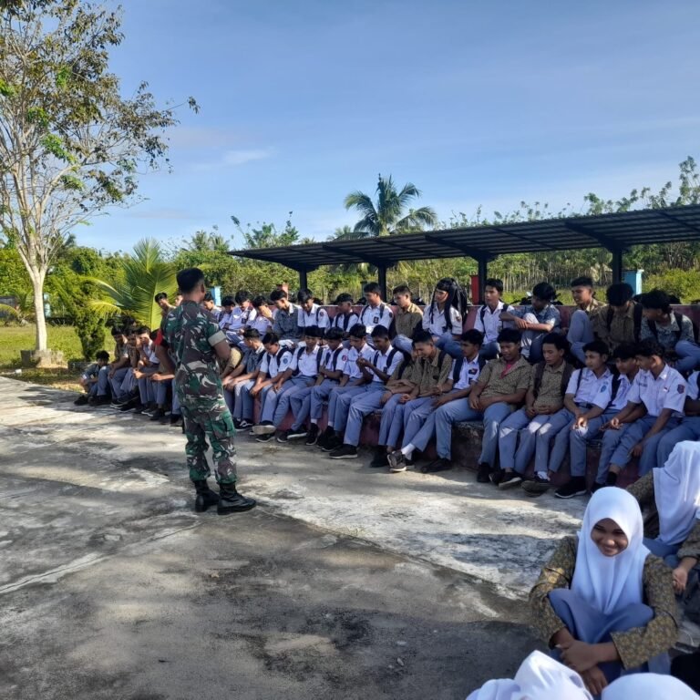 Babinsa Koramil 06/Teunom Berikan Wawasan Kebangsaan kepada Pelajar SMKN 1 Teunom