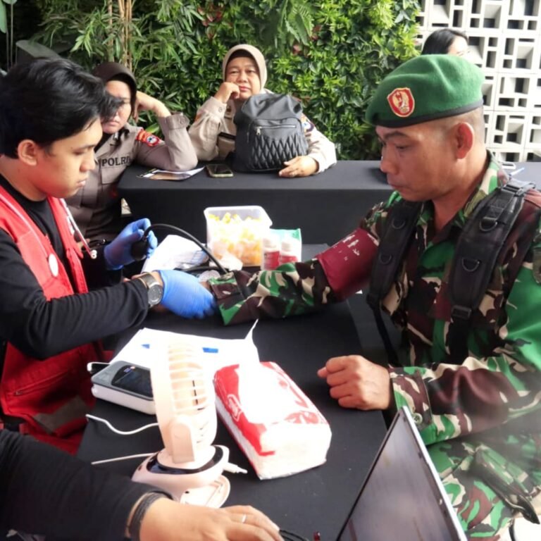 Personel Kodim 1006/Banjar Ikut Sukseskan Kegiatan Donor Darah untuk Kemanusiaan