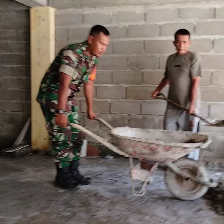 Babinsa Koramil 06/Teunom Gelar Karya Bakti Bersama Warga di Desa Padang Kleng