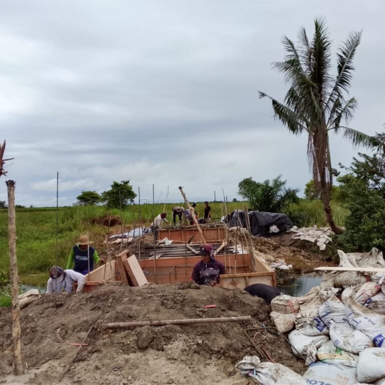 Semangat Kebersamaan Warnai Pembangunan Jembatan Garuda di Desa Sawaja