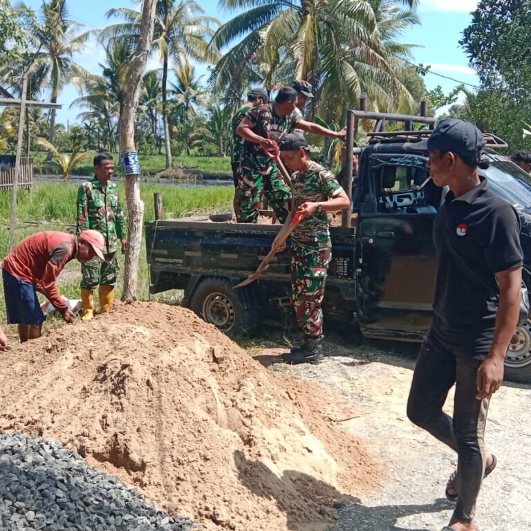 Babinsa dan Warga Gotong Royong Turunkan Material Pembangunan Jembatan Garuda