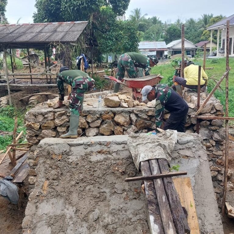 Wujud Kemanunggalan TNI-Rakyat, Kodim 1003/HSS Libatkan Warga Dalam Pembangunan Jembatan di Desa Karang Jawa Muka