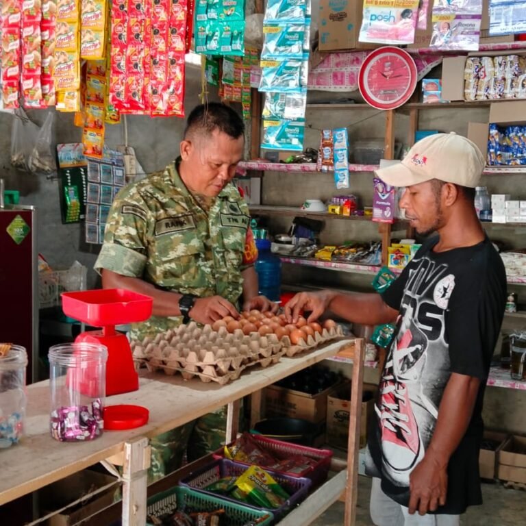 Babinsa Posramil Pasi Raya Cek Ketersediaan dan Harga Sembako di Pasar Kecamatan Pasie Raya