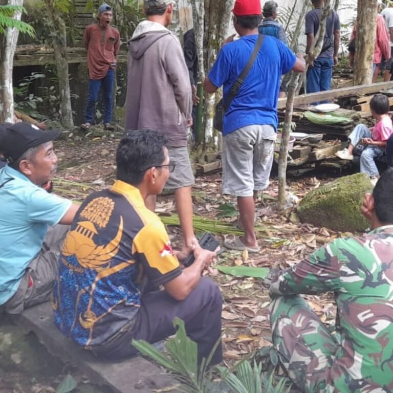 Babinsa Sungai Laur Aktif Patroli dan Komsos, Ajak Warga Waspada Penyakit di Musim Tak Menentu