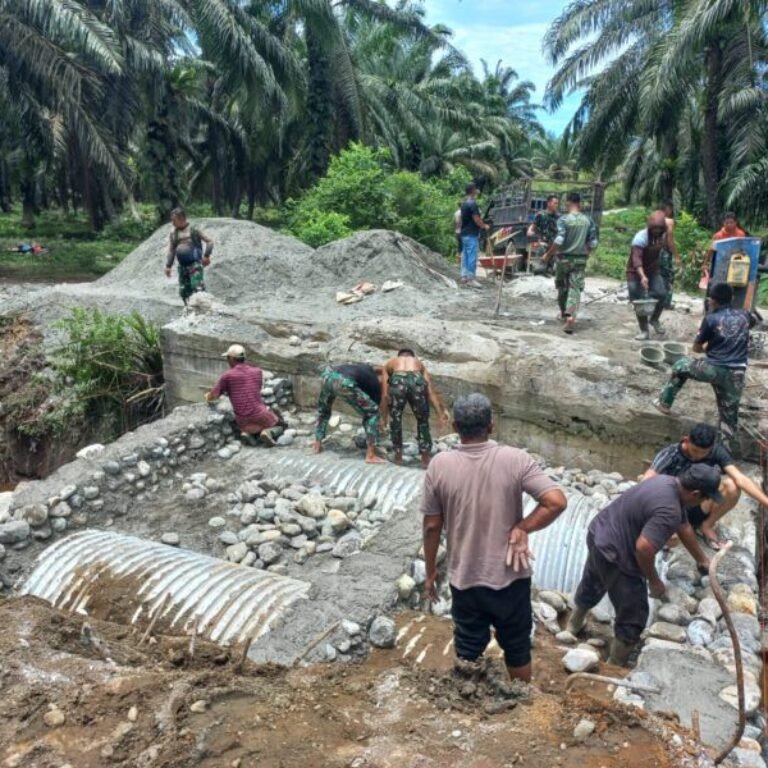 Tahap Perakitan Jembatan Aramco di Kuala Tripa Dikerjakan Personel TNI Bersama Warga
