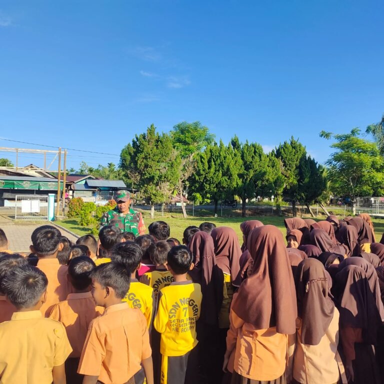 Babinsa Koramil Setia Bakti Tanamkan Wawasan Kebangsaan kepada Siswa SDN 7 Gampong Baro