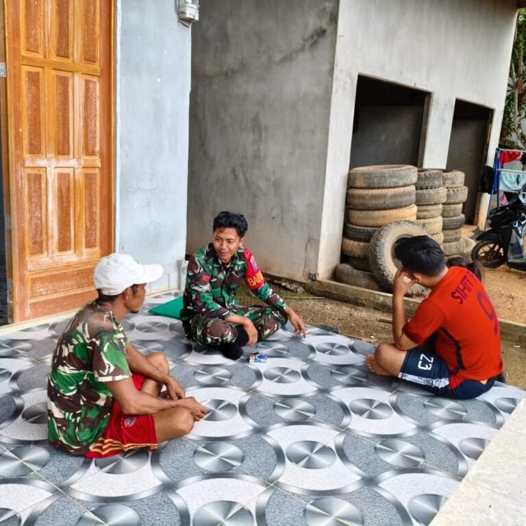 Babinsa Koramil 02/Sukadana Aktif Komsos, Ingatkan Warga Jaga Kesehatan di Musim Penghujan