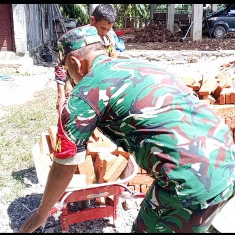 Babinsa Koramil 03/Setia Bakti Gotong Royong Bantu Warga Bangun Rumah