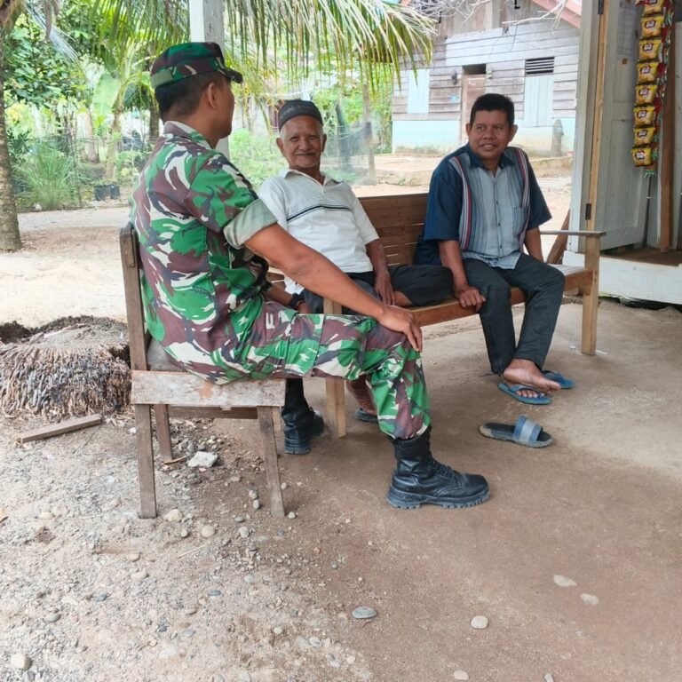 Babinsa Koramil Panga Jalin Silaturahmi dengan Warga Melalui Komsos di Warung Desa
