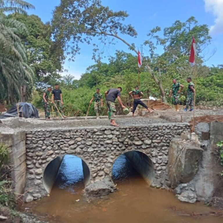 Kodim 0116/Nagan Raya Jajaran Korem 012/TU Pasang Balok Beton Penguat Jembatan Aramco