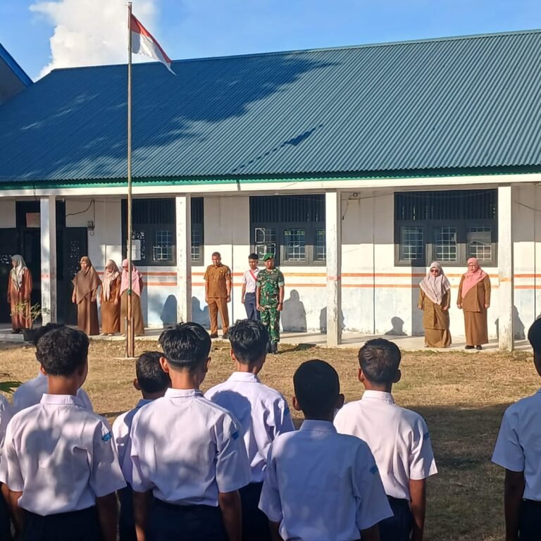 Batuud Koramil 03/Setia Bakti Jadi Pembina Upacara di SMPN 4 Setia Bakti