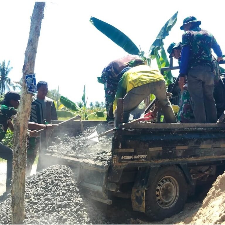 ‎Semangat Gotong Royong! Kodim 1005/Barito Kuala Bersama Warga Bangun Jembatan Garuda‎