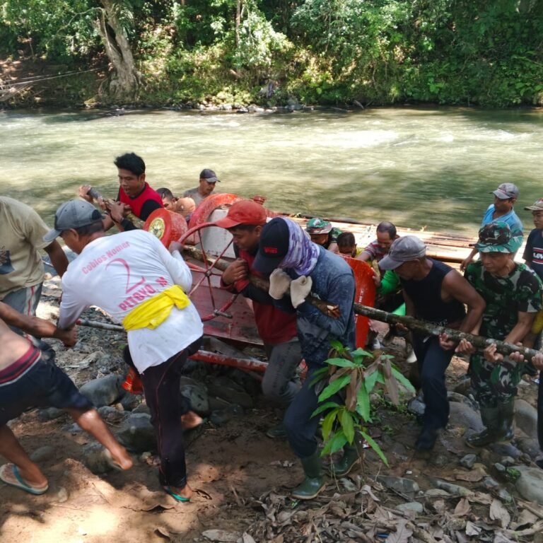 Rakit Bambu Jadi Solusi, TNI dan Warga Gotong Royong Bangun Jembatan Perintis Garuda di Loksado