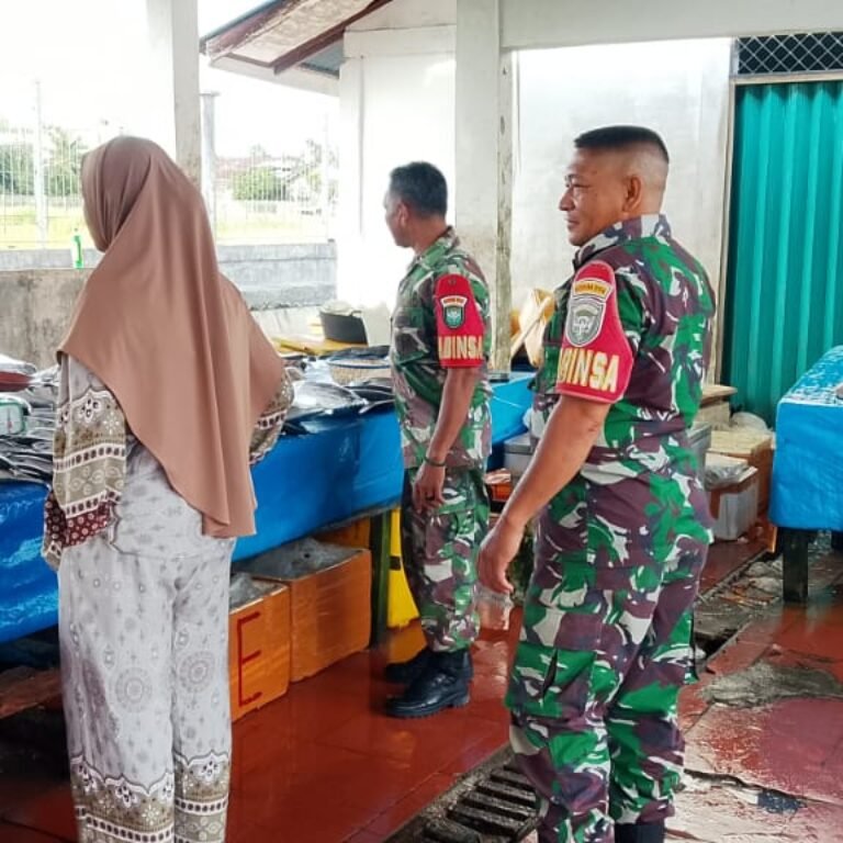 Lewat Komsos, Babinsa Pererat Kedekatan dengan Pedagang di Pasar Keude Teunom
