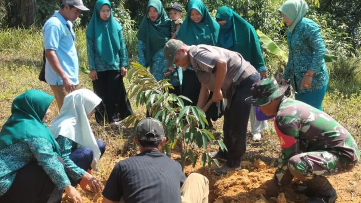 Babinsa Koramil 0118-03/Longkib Kodim 0118/Subulussalam Tanam Pohon Durian Bersama PKK
