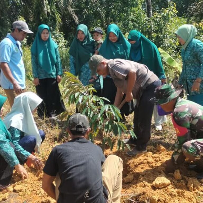 Babinsa Koramil 0118-03/Longkib Kodim 0118/Subulussalam Tanam Pohon Durian Bersama PKK