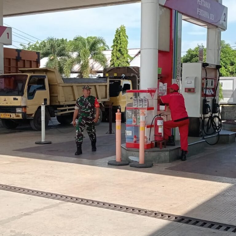 Anggota Koramil 04/Krueng Sabee Amankan Antrean Pengisian BBM di SPBU Keutapang
