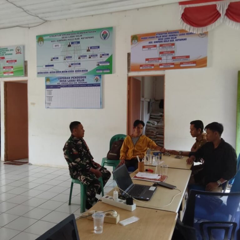Babinsa Koramil 1203-04/Simpang Hulu Laksanakan Komsos untuk Pererat Silaturahmi dengan Warga