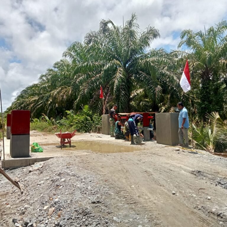 Personel Kodim 0116/Nagan Raya Laksanakan Pengecatan Jembatan Aramco Bersama Warga