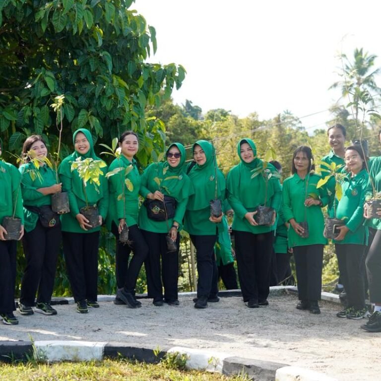 Persit KCK Koorcab Rem 182/JO Tanam Pohon untuk Lingkungan Lebih Hijau