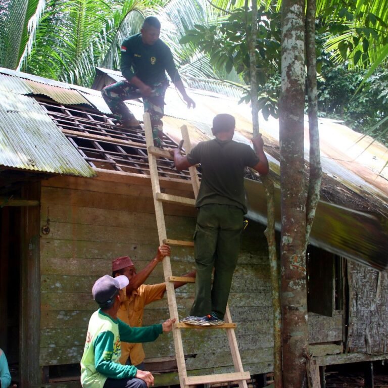 Lima Unit RTLH Jadi Sasaran Tambahan TMMD ke-128, Rumah Bapak Sopiansyah Mulai Dibongkar Satgas