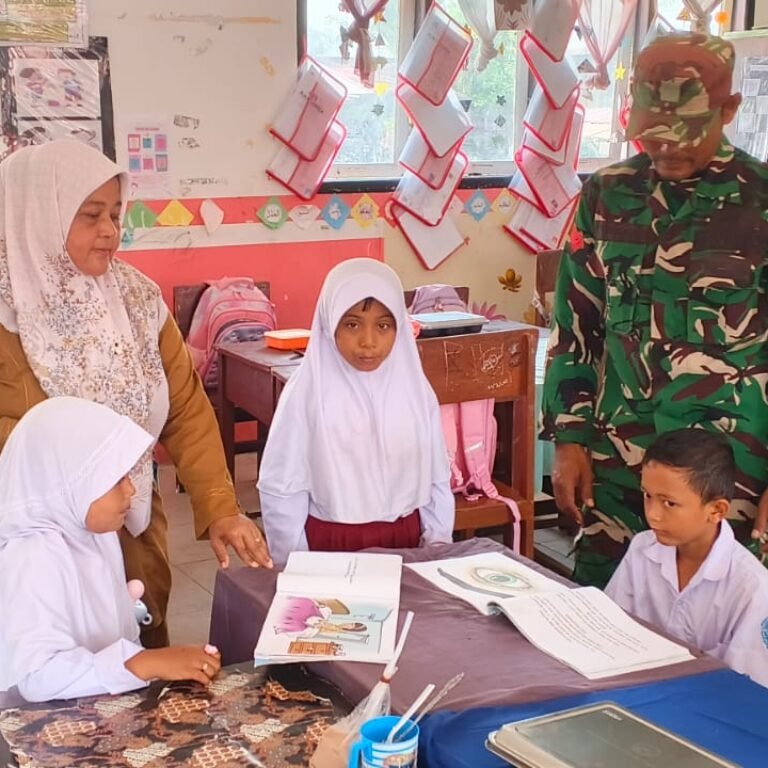 Babinsa Koramil Panga Tanamkan Nilai Kebangsaan kepada Siswa SDN 1 Panga