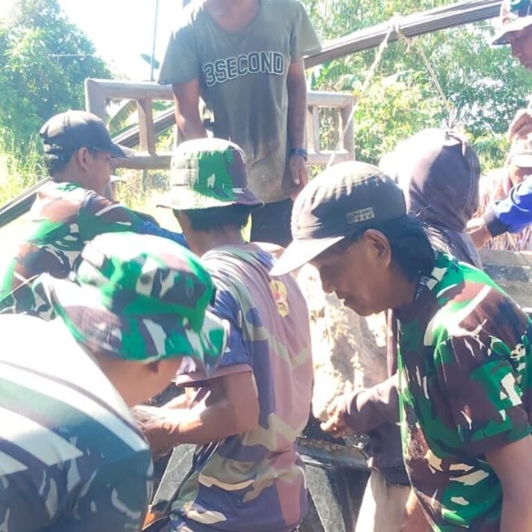 Lanjutkan Pembangunan Jembatan Garuda, Babinsa dan Warga Bersama Buat Bekesting Pondasi‎