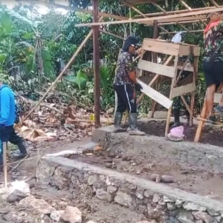 TMMD Ke-128 Kodim 1003 HSS Bangun Poskamling di Pantai Ulin