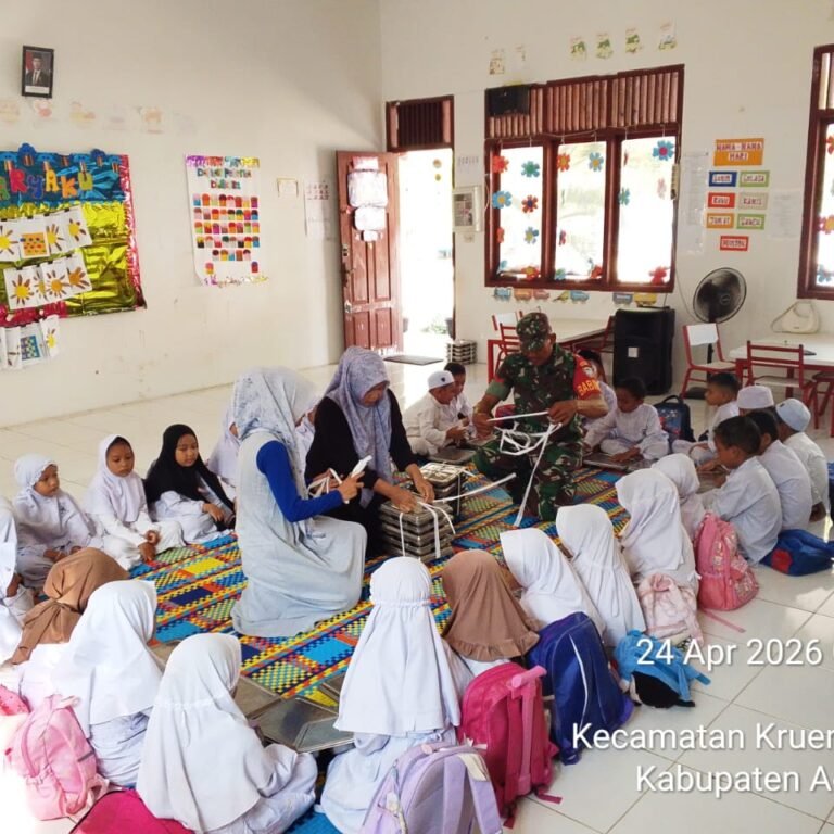 Babinsa Krueng Sabee Pantau Distribusi Makanan Bergizi untuk Ratusan Murid TK di Desa Bahagia