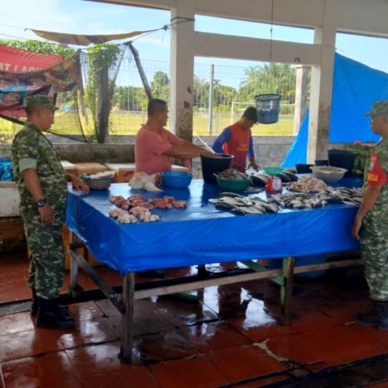 Babinsa Kodim 0114/Aceh Jaya Lakukan Patroli di Pasar Ikan Keude Teunom, Jaga Aktivitas Ekonomi Tetap Aman