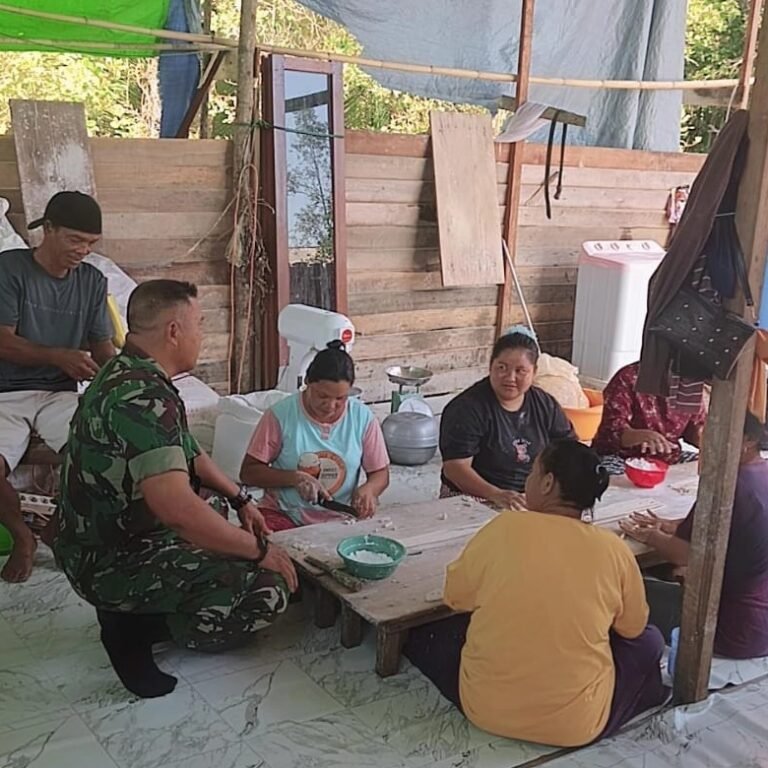 Babinsa Koramil 1203-15/Teluk Batang Komsos dengan Pelaku UMKM Amplang di Teluk Batang Selatan
