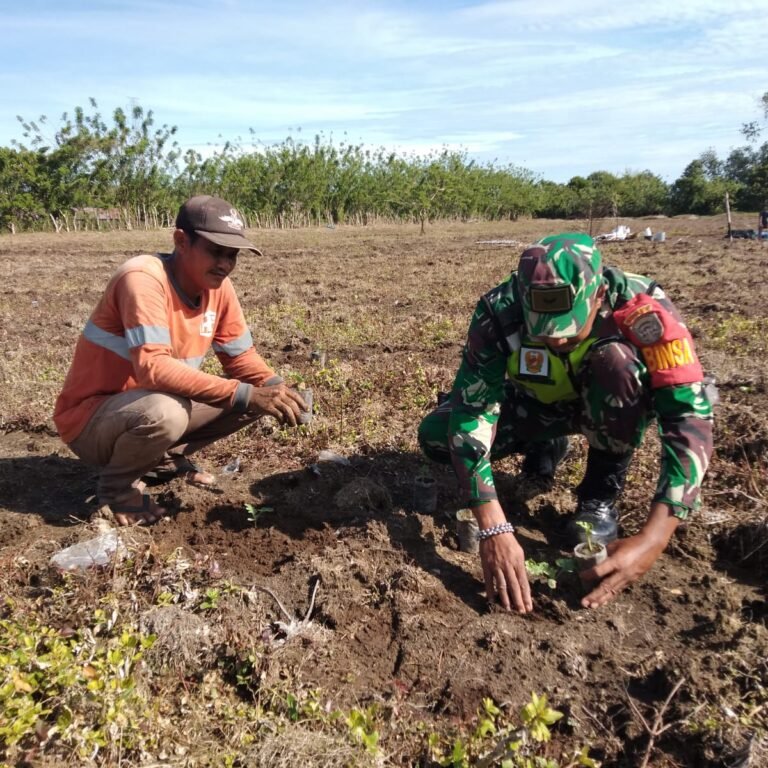 Serda Zulfadli Turun ke Kebun Bantu Petani Olah Lahan di Beutong Ateuh Banggalang