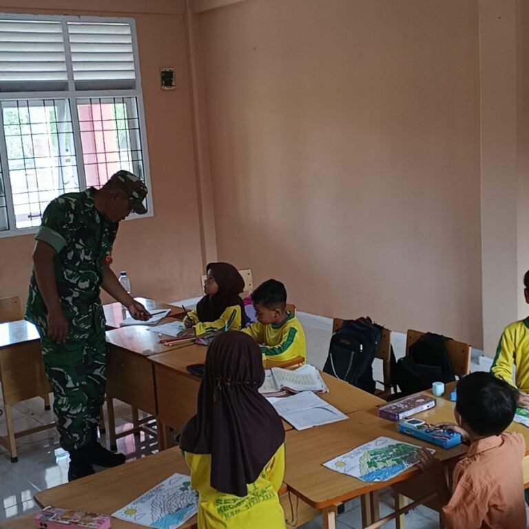 Tanamkan Nilai Pancasila Sejak Dini, Babinsa Aceh Jaya Beri Wawasan Kebangsaan kepada Siswa SD