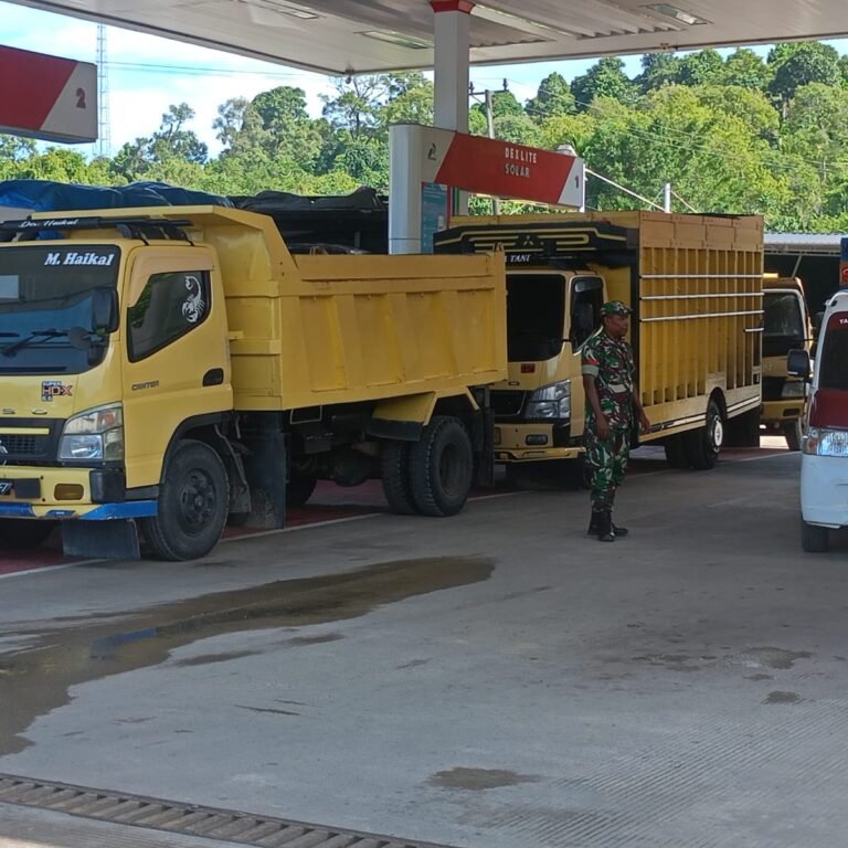 Babinsa Koramil 01/Jaya Lakukan Pengamanan di SPBU, Pastikan Distribusi BBM Tetap Tertib dan Lancar