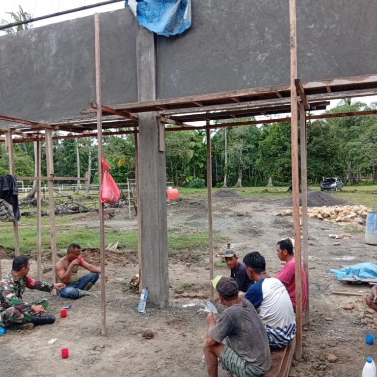 Sertu Jimmi Simbolon Turun Langsung, Komsos Bersama Pekerja Bangunan di Lokasi KDKMP