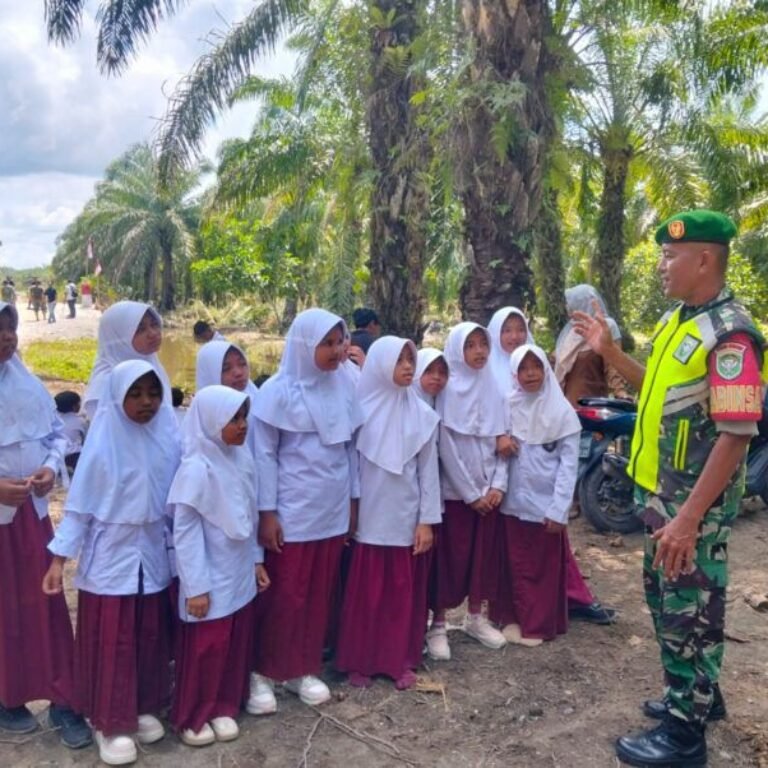 Babinsa Dorong Siswa Miliki Cinta Tanah Air Sejak Usia Dini