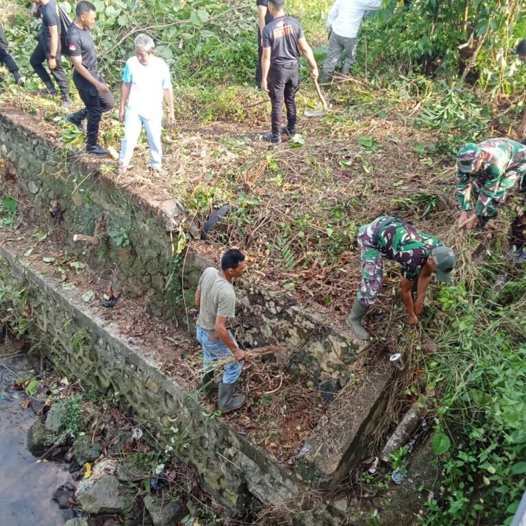 Kodim 1006/Banjar Bersama Pemkot Gelar Aksi Bersih Sungai Karet di Banjarbaru
